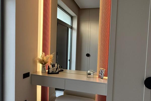 Зеркало с подсветкой для зоны макияжа